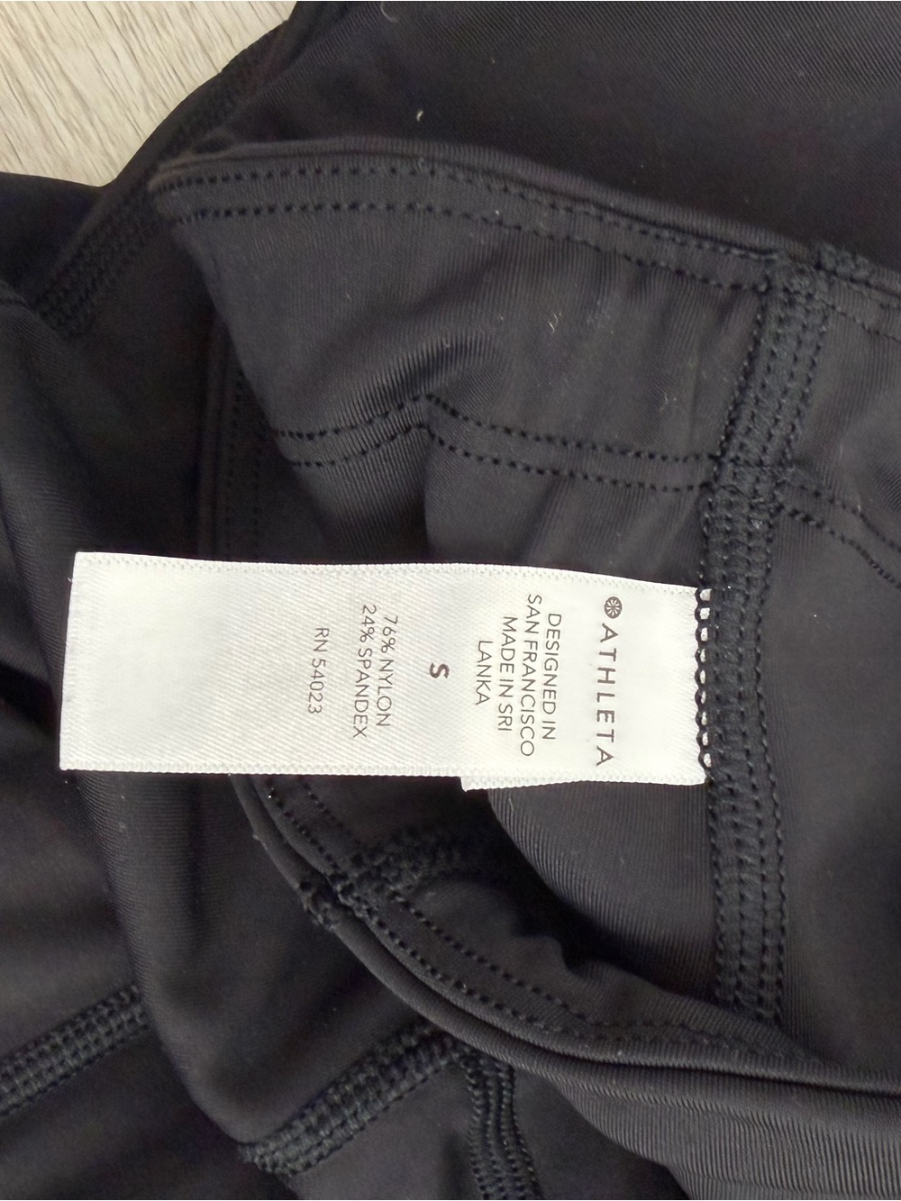 Athleta Ultimate Stash Pocket Capri Leggings in Black Size Small - Picture 10 of 10